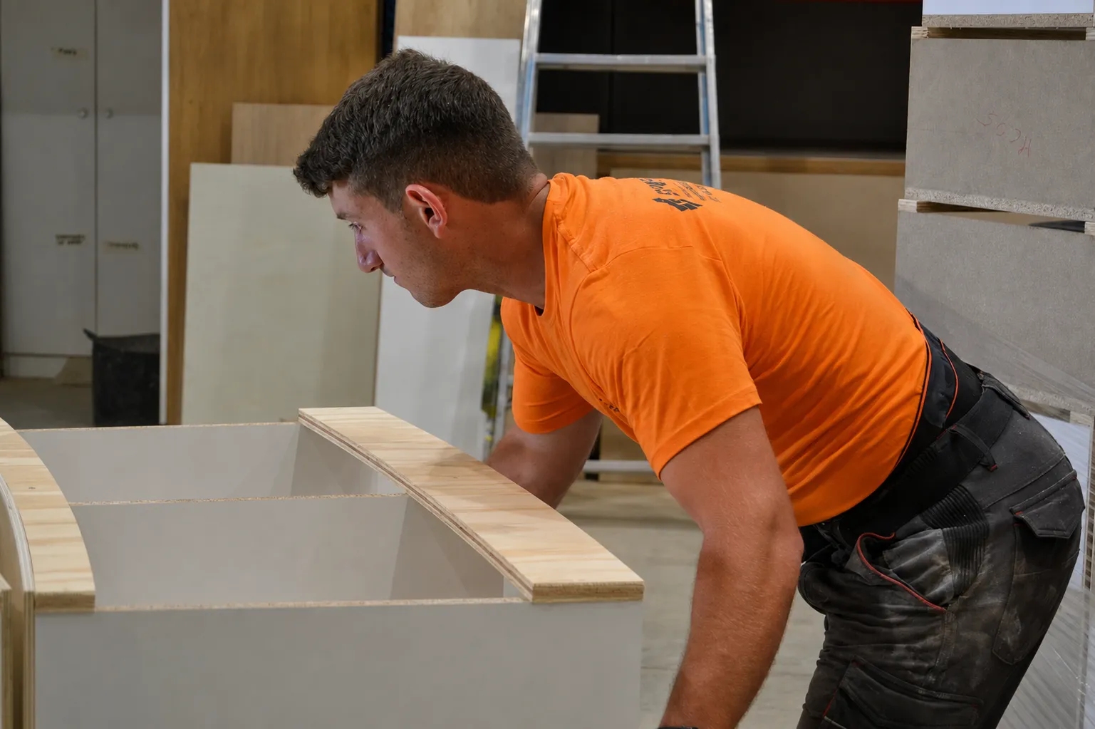 Técnico realizando labores de mantenimiento